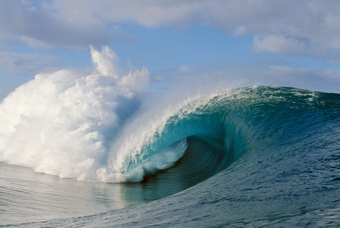 Waves splashing in the sea